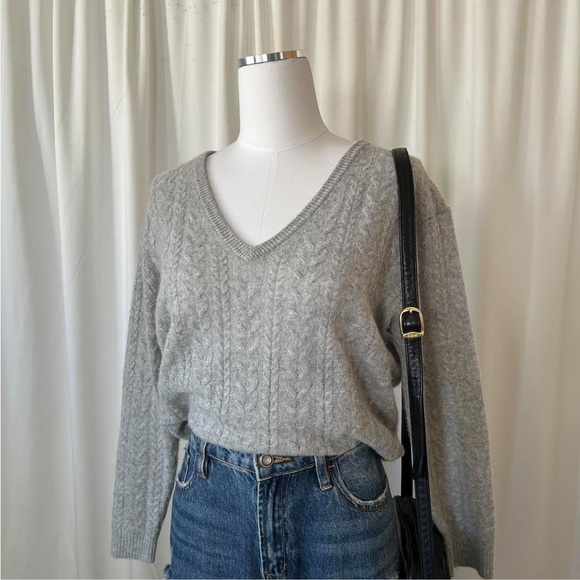 Grey J. Crew Cashmere Cable knit V-neck sweater XS - Picture 5 of 8